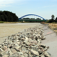 Einbau von Erosionsschutzmatten und Schüttsteindeckwerk zur Erosionssicherung des Dortmund-Ems-Kanals