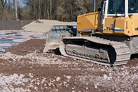 Abdeckung der eingebauten Geokunststoffe mit Schüttsteindeckwerk