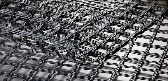 Fortrac MDT Bodenbewehrung: Alkalibeständiges Geogitter für extreme pH-Werte Fortrac MDT Geogitter aus alkalibeständigen Polyvinylalkoholgarnen, ideal für Böden mit extremen pH-Werten und hydraulischen Bindemitteln wie Zement oder Kalk