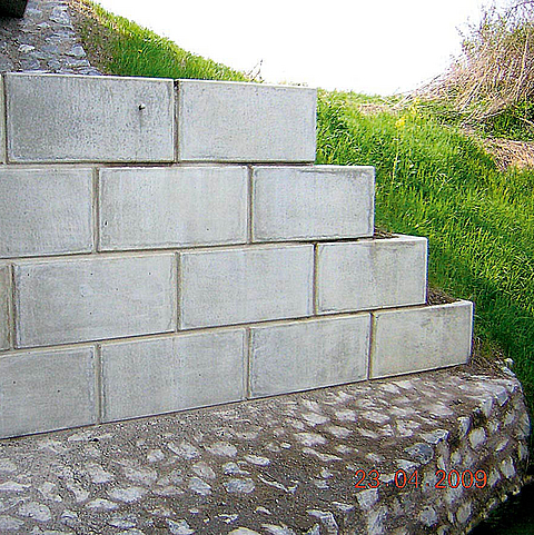 Mauer aus Fortrac Block Steinen - Stabile Konstruktion - Huesker Anwendungsbeispiele