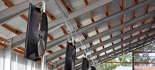 Lubratec Axialventilator Axialventialtoren hängen an der längsseite eines Milchviehstalls