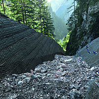 Steinschlagschutzdamm im Nationalpark Gesäuse