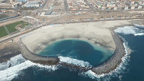 Küste von Tocopilla mit Wellenbrecher aus Steinen