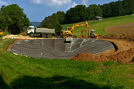 Einbau von Betonmatten zur Abdichtung und Erosionssicherung des Regenrückhaltebeckens