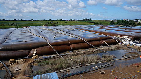 Geotextile Container und Entwässerungsschläuche von HUESKER zur nachhaltigen Schlamm-Entwässerung und Gewässersanierung, ideal für Ufer- und Küstenschutzprojekte