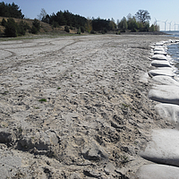 SoilTain Bags in Aktion als Küstenschutz an einem Sandufer