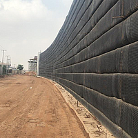 Wand ist vollständig mit Fortrac Geogitter für Stabilität und Sicherheit bedeckt