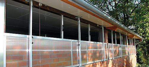 Lubratec Hubfenster Geöffnetes Lubratec Hubfenster an einem Stallgebäude