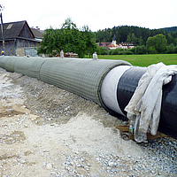 Arbeiter füllen das Incomat® Pipeline Cover mit Beton