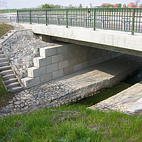 Brückenwiderlager über Flusslauf bei der L71-Sanierung - Huesker Projekte