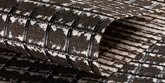 SamiGrid® Asphaltbewehrung - Nahaufnahme vom Material SamiGrid® Verbundstoff aus PVA-Gitter und Bitumen-gesättigtem Vliesstoff in Nahaufnahme