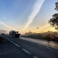 Anwendung von Hatelit Asphaltbewehrung auf einer Straße