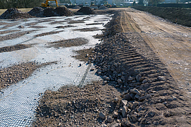 Einbau von Geokunststoffen zur Straßenbau zur Bodenstabilisierung