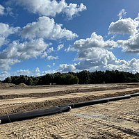 Basetrac Grid Geogitter auf Rolle, wartet auf die Verlegung auf der Baustelle